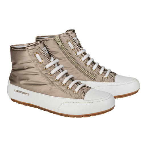 Paar Candice Cooper Glam-Sneaker in Glanzgold, auf neutralem Hintergrund.