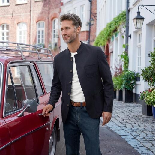 Herren Casual-Janker in schwarz, getragen von Mann vor einem alten Gebäude.