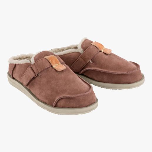 Der „Uwabaki Clog Strap“ von Satorisan. Für Damen und Herren. Moderne, rustikale Velours-Clogs: Puristisches Design. Flauschig-weiches Tragegefühl. In- und outdoortauglich.