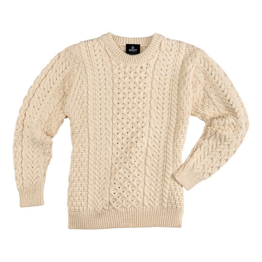 Merino-Aran-Pullover in Wollweiß, auf einem weißen Hintergrund drapiert.