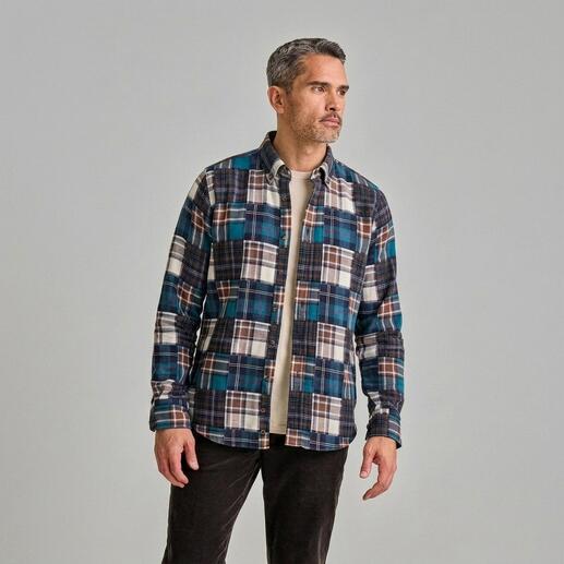 Mann steht seitlich, trägt ein kariertes Flanellhemd in Blau mit einem T-Shirt.