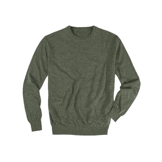 Dunkelgrüner Pullover in klassischer Form auf weißem Hintergrund.
