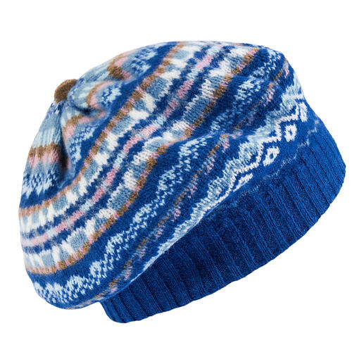 Blaue Fair-Isle-Schottenmütze mit buntem Muster auf weißem Hintergrund.