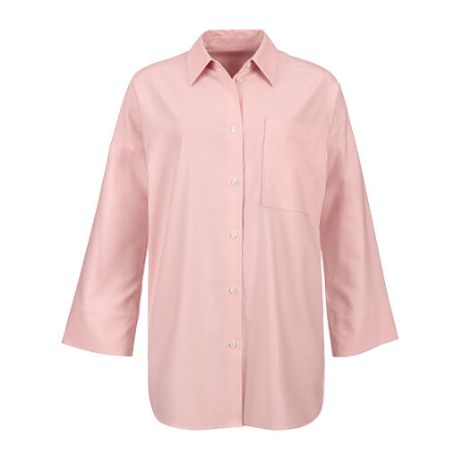 Vorderansicht einer rosa Oversize-Winterbluse mit Brusttasche
