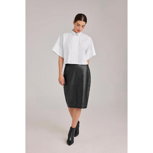 Weißes Boxy Oversize-Blusenshirt, getragen von einer Frau mit schwarzem Rock.