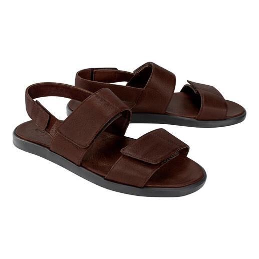 Braune Leder-Sandalenpaar auf einem weißen Hintergrund.