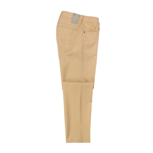 Beige Five-Pocket-Hose auf weißem Hintergrund.