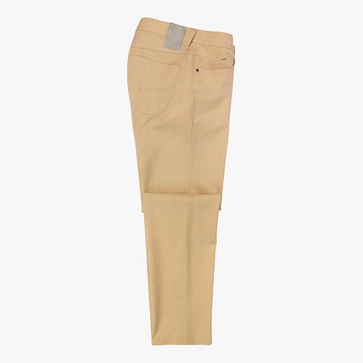 Beige Five-Pocket-Hose auf weißem Hintergrund.