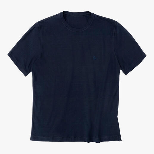 Dunkelblaues T-Shirt auf einem weißen Hintergrund.