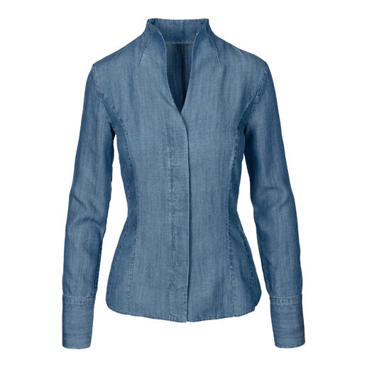 Blaue Denim Bluse von van Laack auf weißem Hintergrund.