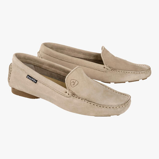 Beige Snipe®-Lederslipper, paarweise auf weißem Hintergrund.