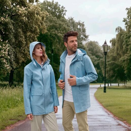 Paar in wetterfestem Leinen-Parka im Park