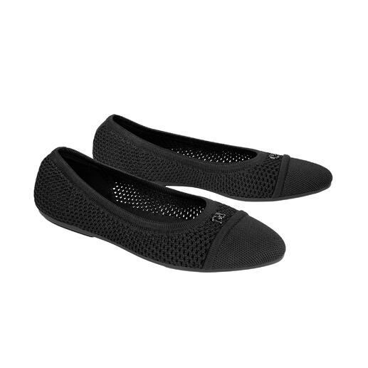 Schwarze Mesh-Ballerina-Paare auf weißem Hintergrund.