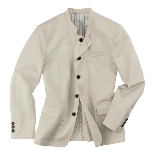 Beige Sommer-Trachtenanzug offen mit sichtbarem Innenfutter und Knöpfen.