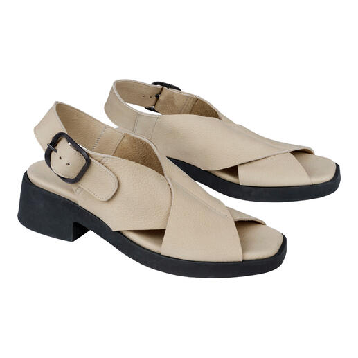 Beige arche Sandaletten auf weißem Hintergrund.