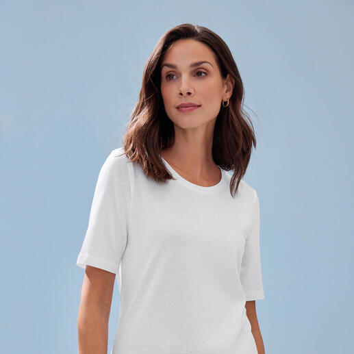 Weißes Tencel™-T-Shirt auf einem Model vor blauer Wand.