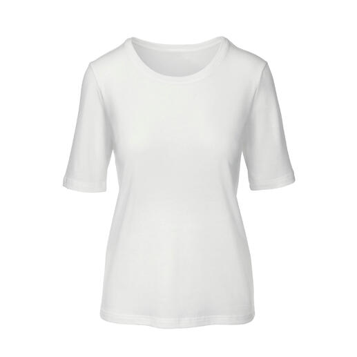 Weißes Tencel™-T-Shirt mit kurzen Ärmeln und Rundhalsausschnitt auf einem Model.