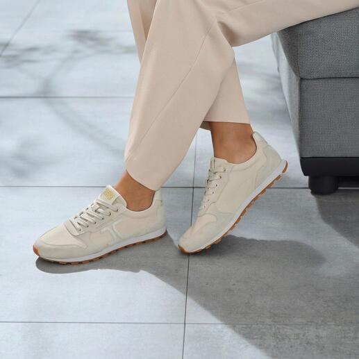 Helle Candice Cooper Ultralight-Sneaker an den Füßen eines Models.