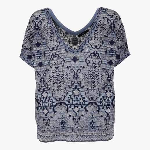 IVKO Ornament-Strickshirt in Blau auf einem weißen Hintergrund