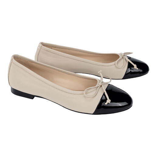 Mario Arpili Ballerinas in Beige mit schwarzer Spitze und Schleife.