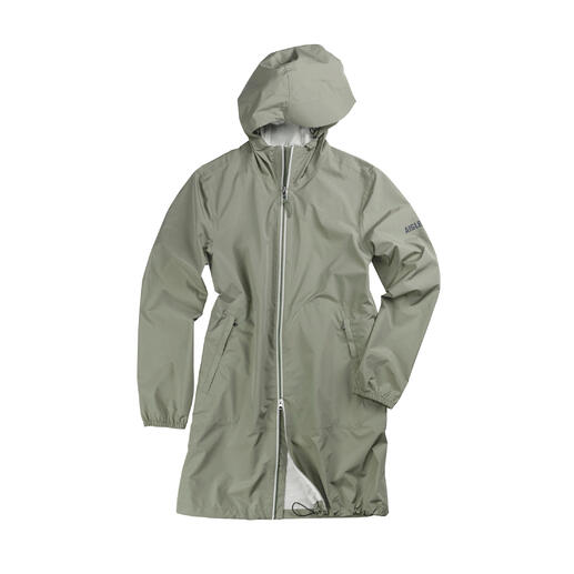 Grau-grüner Regenparka auf weißem Hintergrund.