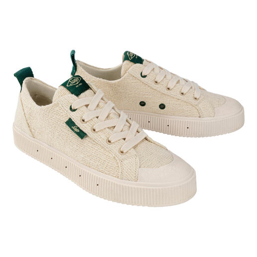 Sanjo Sommer-Tweed-Sneaker in heller Farbe, frontal Ansicht, mit Schnürsenkeln.