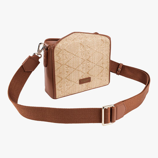 Kombination aus braunem Raffia-Boxy-Bag und kleiner Innentasche.