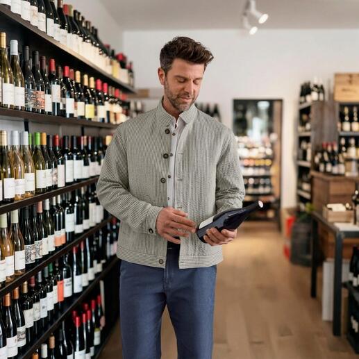 Mann trägt Leinen-Seersucker-Janker in einem Weinladen.