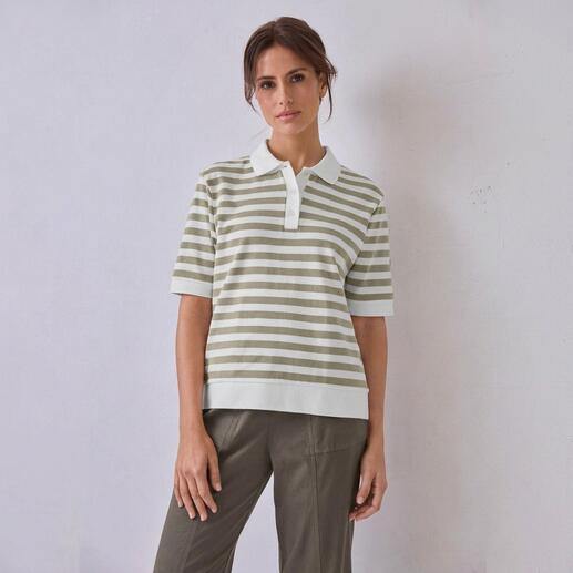 Gestreiftes Boxy-Poloshirt in olivgrün und weiß, an einer modellierenden Frau präsentiert.