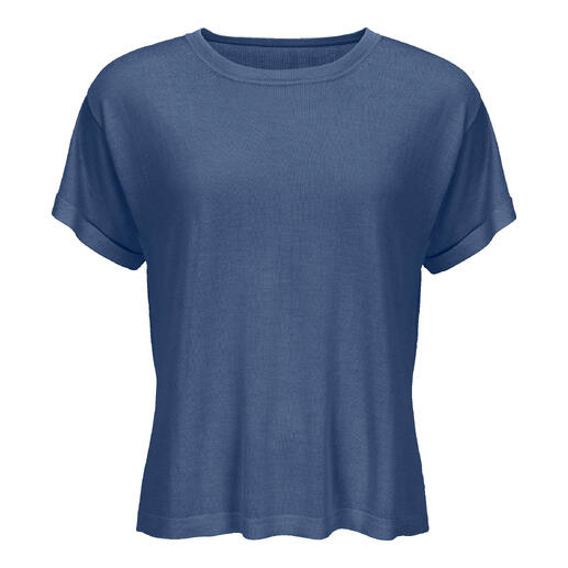 Fjordblaues Seiden-Crepe-Shirt, flach auf einem weißen Hintergrund.