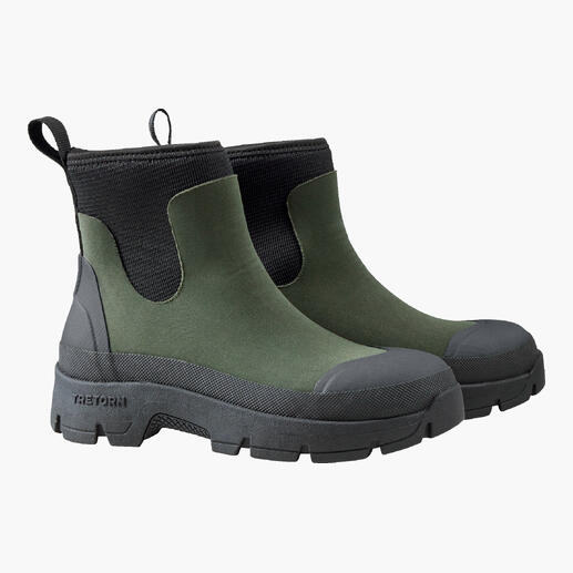 Der Neopren-Chelsea in skandinavischem Design: bequem, wetterfest und unverkennbar stilvoll:. Für Damen und Herren. Von Gummistiefel-Spezialist Tretorn/Schweden, seit 1891. Zwei khakifarbene Neopren-Chelsea-Stiefel mit schwarzer Sohle.