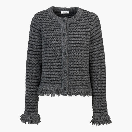 Vorderansicht der Merino-Yak-Strickjacke, die offen getragen wird.