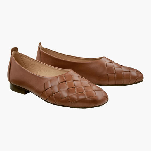 Zwei OCONI Ballerinas in cognac nebeneinander