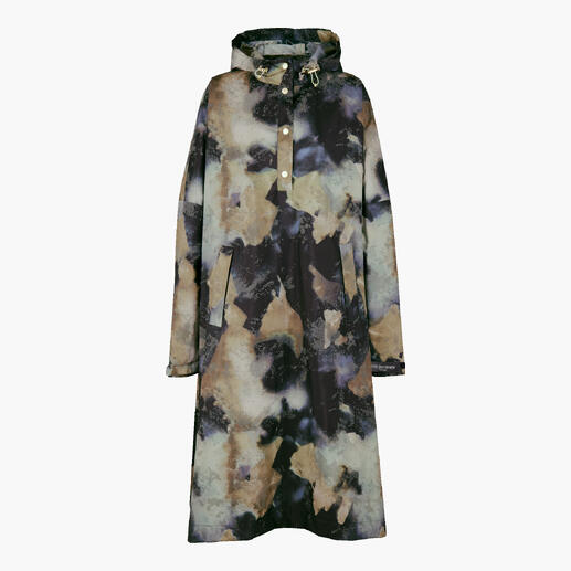 Ilse Jacobsen Design-Regenponcho in verschiedenen Farben auf Kleiderständer