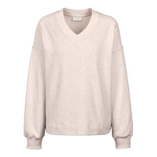 Beiger Pullover mit V-Ausschnitt auf einem weißen Hintergrund.