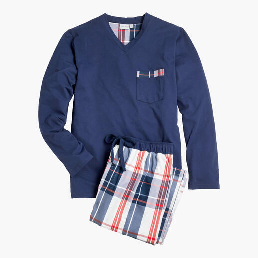 Langärmliger Karo-Pyjama in Blau mit rotem und weißen Muster.