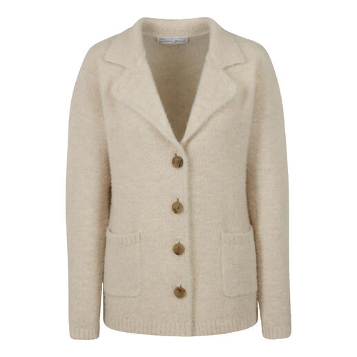 Flauschiger Strickblazer in Ecru mit Knöpfen und Taschen.