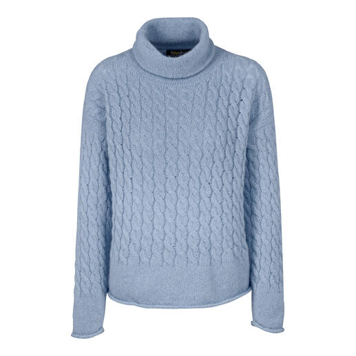 Hellblauer Baby-Alpaka-Zopfpullover mit hohem Kragen.
