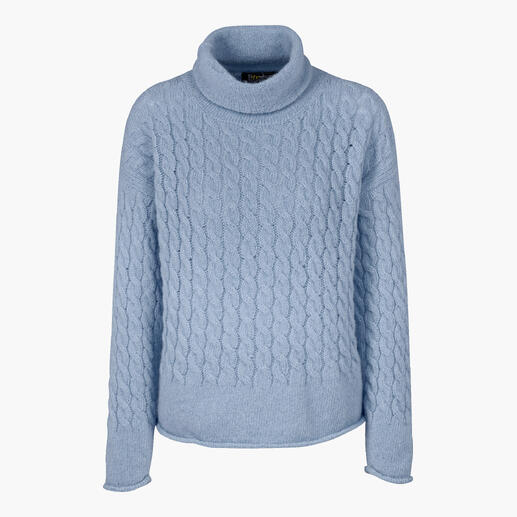 Hellblauer Baby-Alpaka-Zopfpullover mit hohem Kragen.