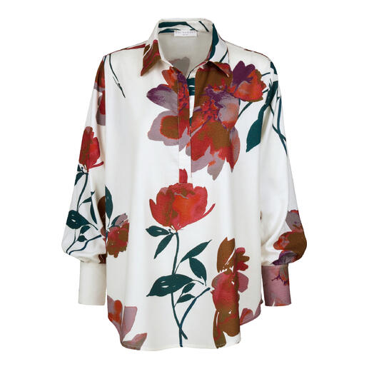 Bluse in Creme mit buntem Blumenmuster und lockeren Ärmeln.