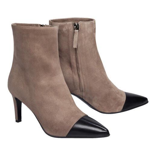 Zweifarbige Stiefelette in camel und schwarz, Ansicht von beiden Seiten.