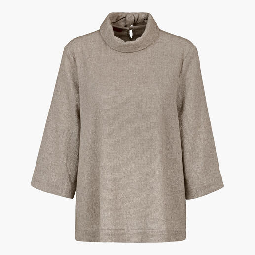 Das Allround-Blusenshirt aus seltenem Crinkle-Wollmix: sanft wärmend, bequem und festlich elegant. Winterlich schick, vielseitig und pflegeleicht. Graues Crinkle-Woll-Blusenshirt mit Stehkragen und Ärmelansatz.
