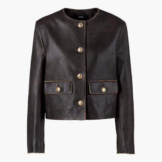 Das extravagante und vielseitige Couture-Piece unter den Lederjacken. Kastiger Schnitt, Rundhals, feinstes Lammleder mit Vintage-Kanten, Goldknöpfe. Braune Vintage-Lederjacke mit Knöpfen und Taschen.