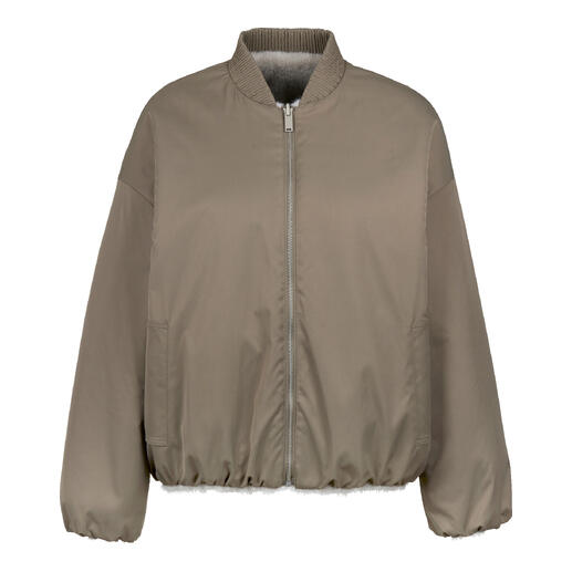 Vorderansicht der Bomber-Wendejacke in beiger Außenfarbe.
