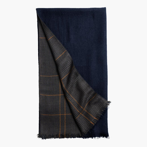 Wende-Schal aus Viskose in dunkelblau und graublauer Karomuster.