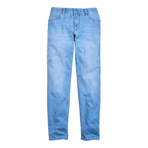 Hellblaue Sommer-Jeans mit geradem Schnitt in der Vorderansicht.