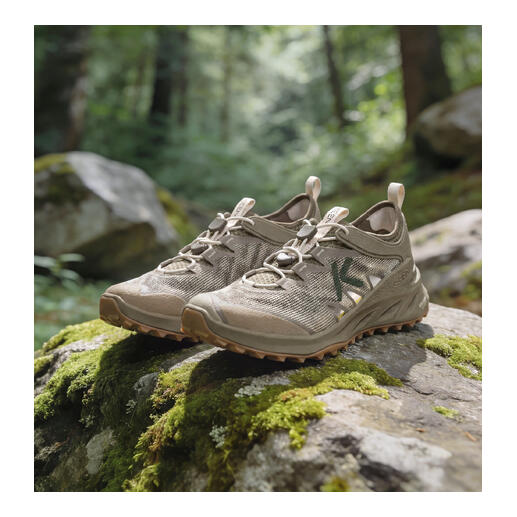 Keen Hybrid Sneaker in Beige auf weißem Hintergrund.