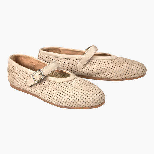Perforierte Mary Janes in Beige mit Riemchen.