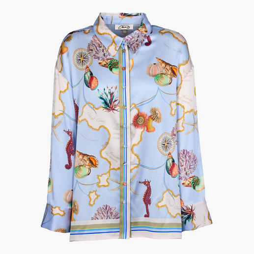 Seidenstretch-Bluse mit buntem Meeresmuster auf weißem Hintergrund.