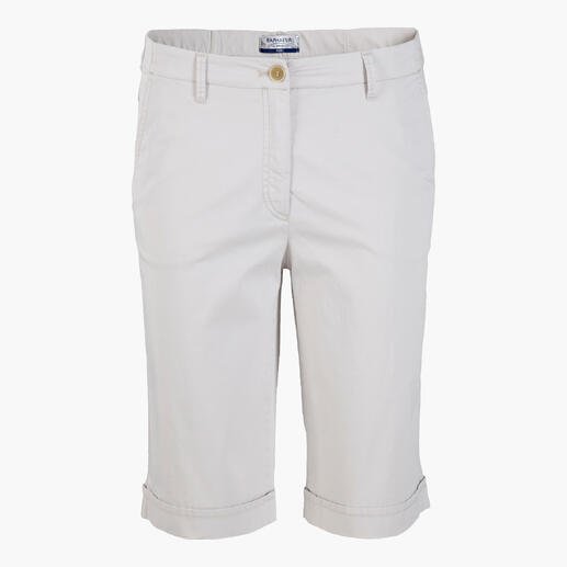 Vorderansicht der pearl grey Bermudas, elegant und lässig für den Sommer.